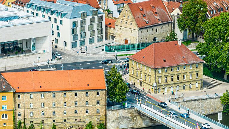 Schweinfurts schönster Stadteingang führt von der Maxbrücke in Richtung Innenstadt. Links vorne, die Spinnmühle, dahinter das Georg-Schäfer-Museum – rechts das Harmoniegebäude und dahinter der Ebracher Hof. Schweinfurts schönster Stadteingang führt von der Maxbrücke in Richtung Innenstadt. Links vorne, die Spinnmühle, dahinter das Georg-Schäfer-Museum – rechts das Harmoniegebäude und dahinter der Ebracher Hof.