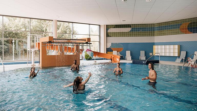 Das Nichtschwimmerbecken im Kitzinger Hallenbad Aqua-Sole bietet reichlich Platz. Das Nichtschwimmerbecken im Kitzinger Hallenbad Aqua-Sole bietet reichlich Platz. 