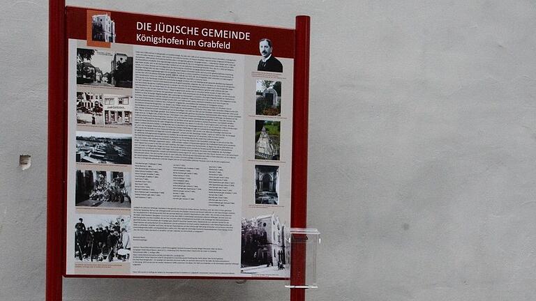 Infotafeln in Bad Königshofen informieren unter anderem über das jüdische Leben der Stadt. Infotafeln in Bad Königshofen informieren unter anderem über das jüdische Leben der Stadt.
