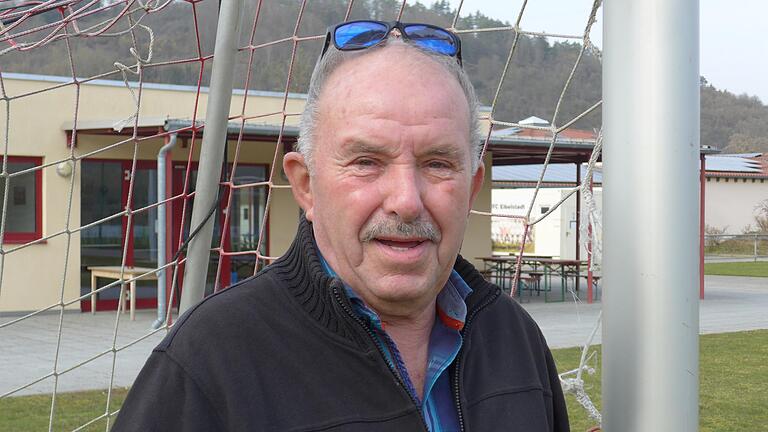 Werner Glos – einer, der seit 55 Jahren alle Freizeit und jede Menge Arbeit dem Fußball und dem 1. FC Eibelstadt widmet. Werner Glos – einer, der seit 55 Jahren alle Freizeit und jede Menge Arbeit dem Fußball und dem 1. FC Eibelstadt widmet.