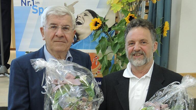 Johann Giglhuber (links) und Lothar Schulz wurden beim BLSV-Kreistag mit kleinen Geschenken und anerkennenden Worten aus der Kreisvorstandschaft verabschiedet.