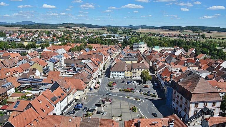 Blick von der Laterne am Kirchturm in Bad Königshofen auf die Innenstadt, sowie die Gleichberge und Thüringen im Hintergrund. Blick von der Laterne am Kirchturm in Bad Königshofen auf die Innenstadt, sowie die Gleichberge und Thüringen im Hintergrund.