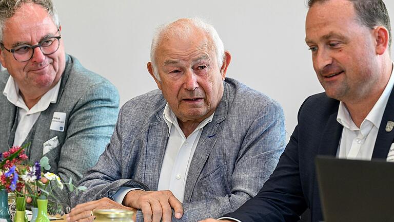 Die Bürgermeister Josef Klaus (Niederaichbach, links) und Christian Keller (Grafenrheinfeld, rechts) kämpfen für die Interessen der Kommunen, auf deren Gebiet kerntechnische Anlagen stehen. Verständnis zeigte Ex-Ministerpräsident Günther Beckstein (Mitte), der an der Endlagersuche beteiligt ist. Die Bürgermeister Josef Klaus (Niederaichbach, links) und Christian Keller (Grafenrheinfeld, rechts) kämpfen für die Interessen der Kommunen, auf deren Gebiet kerntechnische Anlagen stehen. Verständnis zeigte Ex-Ministerpräsident Günther Beckstein (Mitte), der an der Endlagersuche beteiligt ist.