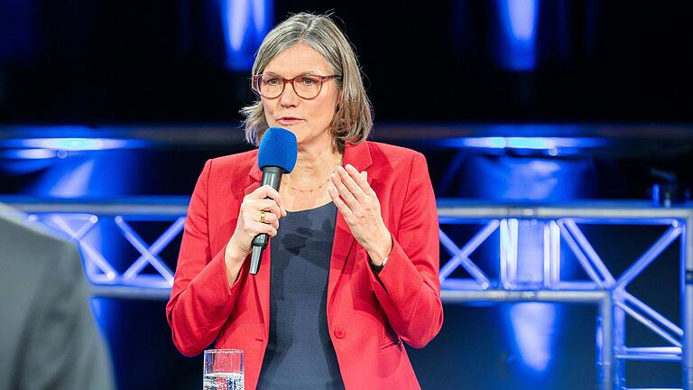 'Lohnverzicht schafft keine Arbeitsplätze', verteidigt IG-Metall-Chefin Christiane Benner die Forderung der Gewerkschaft nach höheren Löhnen trotz der Krise in der Autoindustrie. 'Lohnverzicht schafft keine Arbeitsplätze', verteidigt IG-Metall-Chefin Christiane Benner die Forderung der Gewerkschaft nach höheren Löhnen trotz der Krise in der Autoindustrie.