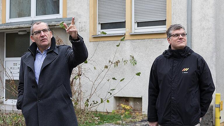 Bei einer Pressekonferenz informierten Stadtbau-Geschäftsführer Hans Sartoris (links) und Stadtbau-Architekt Tobias Weber am Mittwoch über das neue Quartier Bossiviertel, das die Stadtbau Würzburg GmbH nach dem Abriss der alten Häuser errichten wird. Bei einer Pressekonferenz informierten Stadtbau-Geschäftsführer Hans Sartoris (links) und Stadtbau-Architekt Tobias Weber am Mittwoch über das neue Quartier Bossiviertel, das die Stadtbau Würzburg GmbH nach dem Abriss der alten Häuser errichten wird.