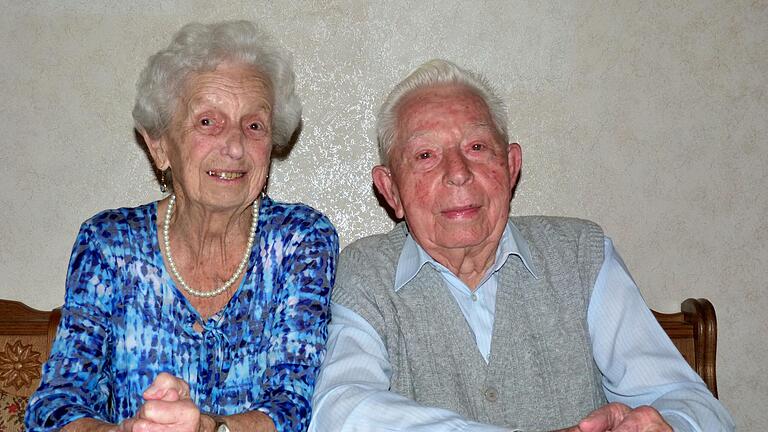 Seite an Seite seit 70 Jahren: Klara und Edmund Riedmann. Seite an Seite seit 70 Jahren: Klara und Edmund Riedmann.