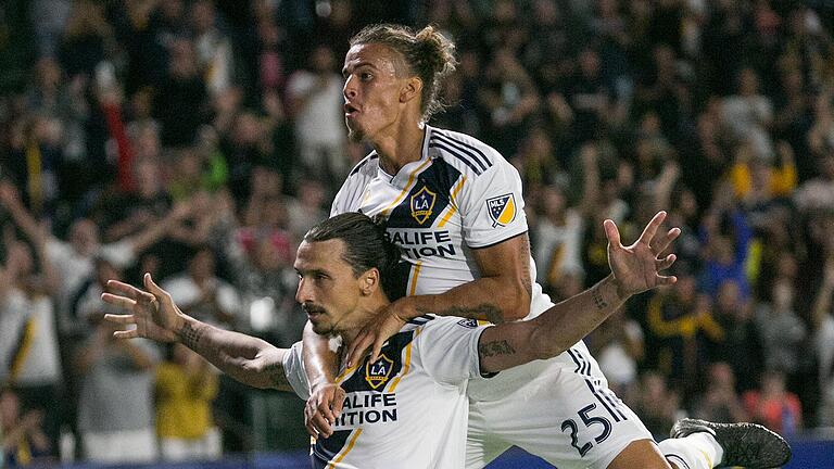 Hier noch jubelnd mit Zlatan Ibrahimovic und im Trikot von Los Angeles Galaxy, künftig im Dress der Würzburger Kickers: Verteidiger Rolf Feltscher wechselt an den Dallenberg. Hier noch jubelnd mit Zlatan Ibrahimovic und im Trikot von Los Angeles Galaxy, künftig im Dress der Würzburger Kickers: Verteidiger Rolf Feltscher wechselt an den Dallenberg.