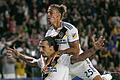 Hier noch jubelnd mit Zlatan Ibrahimovic und im Trikot von Los Angeles Galaxy, künftig im Dress der Würzburger Kickers: Verteidiger Rolf Feltscher wechselt an den Dallenberg.