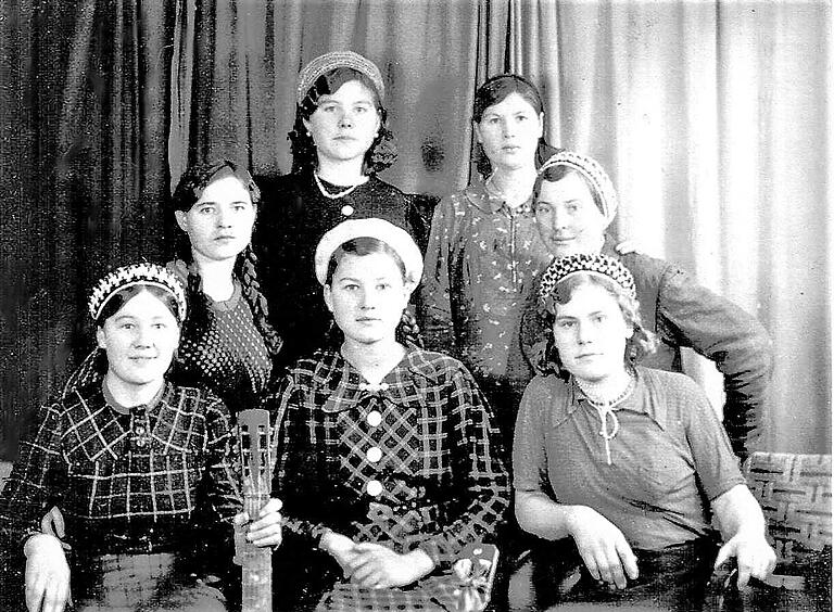 Sieben junge ukrainische Frauen ließen sich einst im Zeiler Fotoatelier von Adam Hofmann ablichten. Sieben junge ukrainische Frauen ließen sich einst im Zeiler Fotoatelier von Adam Hofmann ablichten.