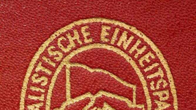 Symbole der DDR       -  ARCHIV - Eine Mitgliedsbuch der SED (Sozialistische Einheitspartei Deutschlands) mit goldgeprägtem Partei-Logo auf rotem Deckel, aufgenommen am 18.09.2008 bei einem Sammler in Eberswalde. Foto: Patrick Pleul/dpa (Zu dpa «Verfassungsrechtler: Tragen von DDR-Uniformen nicht strafbar» vom 26.05.2013) +++(c) dpa - Bildfunk+++
