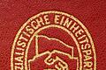 Symbole der DDR       -  ARCHIV - Eine Mitgliedsbuch der SED (Sozialistische Einheitspartei Deutschlands) mit goldgeprägtem Partei-Logo auf rotem Deckel, aufgenommen am 18.09.2008 bei einem Sammler in Eberswalde. Foto: Patrick Pleul/dpa (Zu dpa «Verfassungsrechtler: Tragen von DDR-Uniformen nicht strafbar» vom 26.05.2013) +++(c) dpa - Bildfunk+++