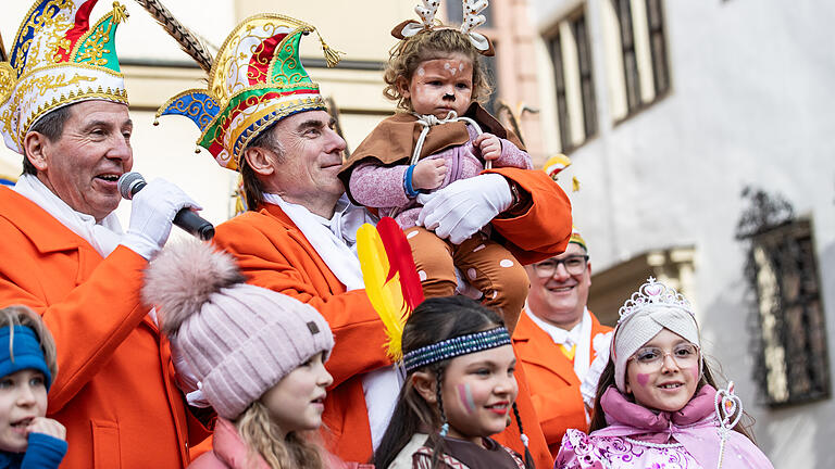 Viele kleine Närrinnen und Narren ziehen am Samstag 22.02.25 mit dem Kinderfaschingszug der 1. KaGe Elferrat durch die Würzburger Innenstadt.
