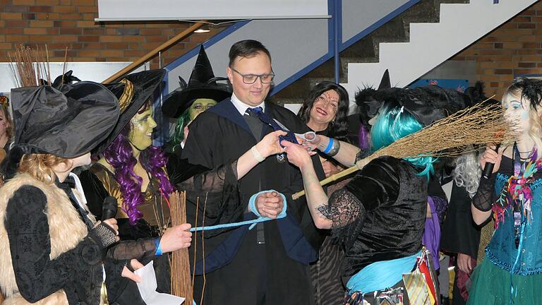 Schnipp, schnapp, die Krawatte muss ab! Die Sander Hexen nahmen beim Altweiberfasching den Zweiten Bürgermeister Julian Müller gefangen. Schnipp, schnapp, die Krawatte muss ab! Die Sander Hexen nahmen beim Altweiberfasching den Zweiten Bürgermeister Julian Müller gefangen.