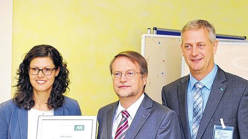 Gesundheit der Mitarbeiter im Blick       -  (ts)   Für das umfangreiche Angebot nachhaltiger betrieblicher Präventionsmaßnahmen erhielt Christoph Sahm, Werksleiter von Fresenius Medical Care in Schweinfurt, von AOK-Direktor Frank Dünisch das &bdquo;Zertifikat Gesundheitsmanagement&ldquo;. Diese besondere Auszeichnung erhalten in Bayern nur wenige ausgewählte Unternehmen. Die demografische Entwicklung der Arbeitnehmer und die verlängerte Lebensarbeitszeit machen es unabdingbar, dass Unternehmen das Thema &bdquo;Ge-sundheitsmanagement&ldquo; als festen Baustein in ihre Unternehmenspolitik integrieren, heißt es in einer Mitteilung. Die Gesundheit der Mitarbeiter sei ein entscheidender Schlüsselfaktor für den Erfolg eines Unternehmens. Diesen Grundsatz habe sich Fresenius Medical Care im Werk Schweinfurt seit 2009 auf die Fahne geschrieben und seitdem, unter anderem mit Unterstützung der AOK-Direktion Schweinfurt, ein systematisches betriebliches Gesundheitsmanagement aufgebaut. Im Bild (von links) Anja Hoydem, Projektleiterin Betriebliches Gesundheitsmanagement Fresenius Medical Care, Christoph Sahm, Werkleiter Fresenius Medical Care in Schweinfurt, AOK-Direktor Frank Dünisch.