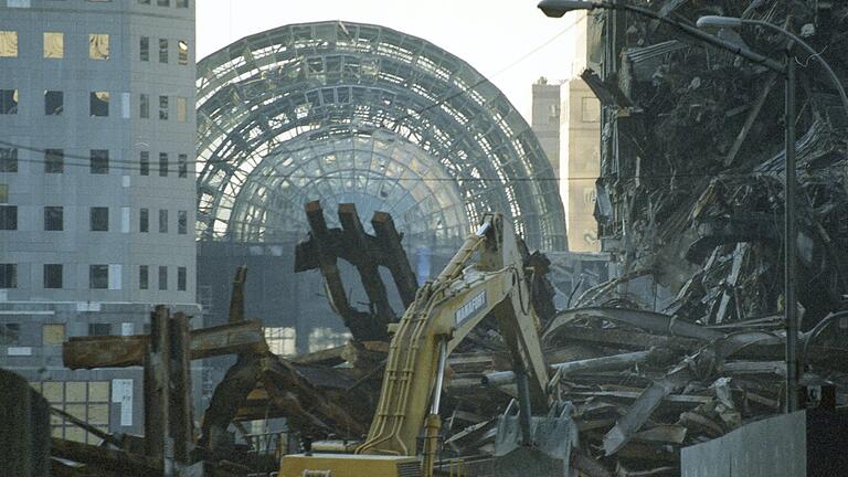 Blick auf Ground Zero: rechts die Überreste des World Trade Center, im Hintergrund das zerstörte World Financial Center