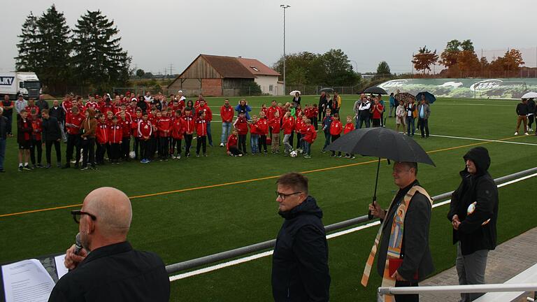 Neben den Erwachsenen freuen sich vor allem die Jugendmannschaften auf den neuen Fußballplatz, zusammen mit den Vereinsvorständen (von links) Rüdiger Erhard, Thomas Wildanger, Pfarrer Werner Kirchner und Kreisspielleiter Gottfried Bindrim. Neben den Erwachsenen freuen sich vor allem die Jugendmannschaften auf den neuen Fußballplatz, zusammen mit den Vereinsvorständen (von links) Rüdiger Erhard, Thomas Wildanger, Pfarrer Werner Kirchner und Kreisspielleiter Gottfried Bindrim.
