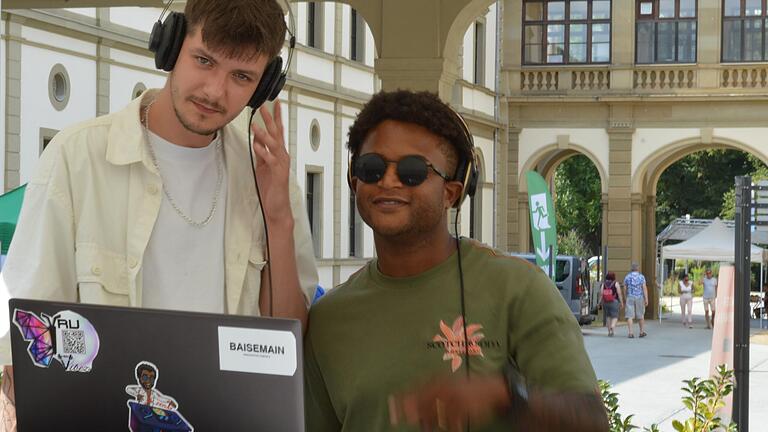 Zwei DJs sorgten am Wochenende für coole Musik im sprichwörtlich heißen Ambiente. Zwei DJs sorgten am Wochenende für coole Musik im sprichwörtlich heißen Ambiente.