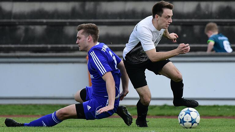 Eine Szene aus dem letzten Pflichtspiel zwischen dem TSV Münnerstadt und dem FC Strahlungen: Nicolas Weber (links) vom TSV Münnerstadt kommt zu spät gegen Tim Krais vom FC Strahlungen . Eine Szene aus dem letzten Pflichtspiel zwischen dem TSV Münnerstadt und dem FC Strahlungen: Nicolas Weber (links) vom TSV Münnerstadt kommt zu spät gegen Tim Krais vom FC Strahlungen .