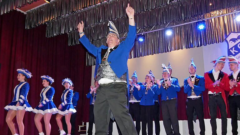 Vom Einzug bis zur Polonaise brachten der Karnevalclub-Hausen (KCH) und dessen Gäste Stimmung in die Jahnhalle. Sitzungspräsident war André Ziegler und das diesjährige Feuerwehrjubiläum zog sich als roter Faden durch das fünfstündige Programm.