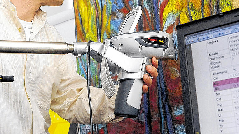 Detektivarbeit: Gunnar Heydenreich demonstriert an einem Nauen-Bild die Arbeit mit seiner Röntgenfluoreszenz-Pistole.