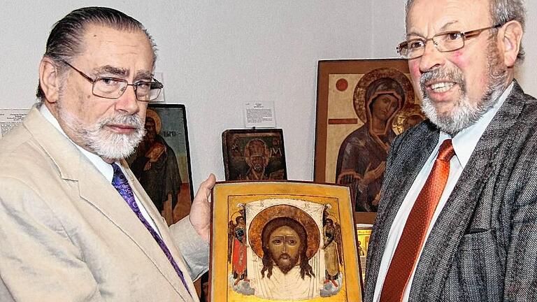 Im Hotel &bdquo;Anker&ldquo; in Marktheidenfeld wurden Ikonen ausgestellt. Antiquitätenhändler Karl Eisenlauer (rechts) und Vortragsredner Karl Anderlohr zeigen eine Mandylion-Ikone (wahres Antlitz Christi).