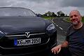 Hat die automobile Wende vollzogen: Der Oehrberger Michael Manger fährt elektrisch. Mit seinem Tesla Modell S übernimmt er europaweite, klimaneutrale Kurierdienste.