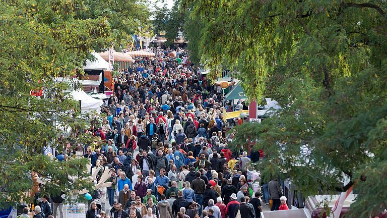 Großer Andrang beim Tag der Deutschen Einheit auf der Mainfranken-Messe: Bis Sonntag noch zeigen rund 650 Aussteller in 23 Messehallen auf den Mainwiesen ihre Angebote. Großer Andrang beim Tag der Deutschen Einheit auf der Mainfranken-Messe: Bis Sonntag noch zeigen rund 650 Aussteller in 23 Messehallen auf den Mainwiesen ihre Angebote.