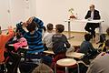 'Seid Ihr auch schon mal umgezogen?' Die Kinder bestürmten Bischof Franz Jung mit Antworten.