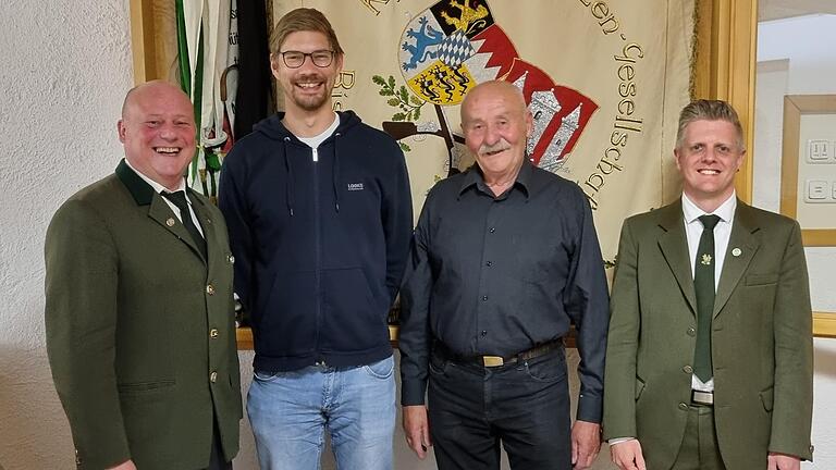 Auf dem Foto Schützenmeister Georg Seiffert, Matthias Rahm (25 Jahre), Willi Fenrich (50 Jahre), Sebastian Rehm (25 Jahre). Auf dem Foto Schützenmeister Georg Seiffert, Matthias Rahm (25 Jahre), Willi Fenrich (50 Jahre), Sebastian Rehm (25 Jahre).