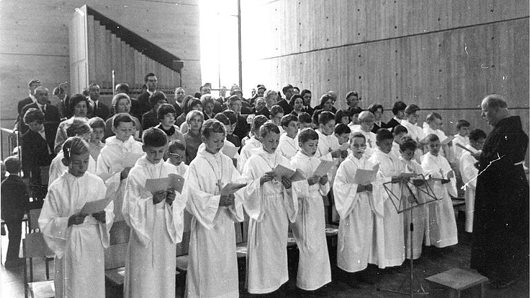 Das Archivfoto entstand 1967 bei der Einweihung der Pfarrkirche 'Zur Heiligen Familie' in Karlstadt. Rechts im Bild ist der damalige Chorleiter Pater Norbert Weber zu sehen.