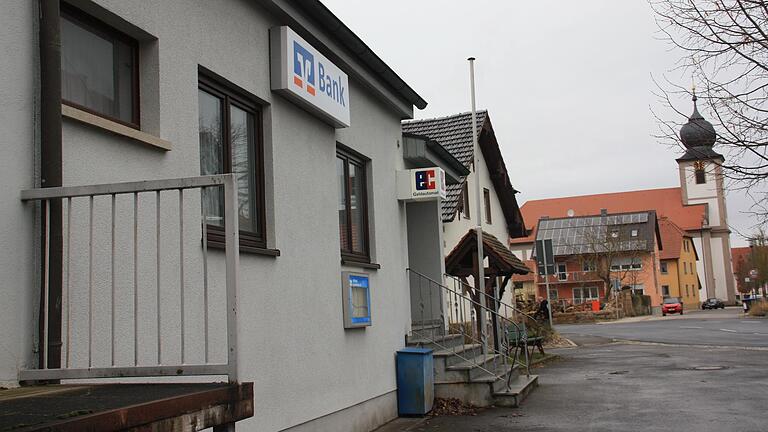 In der Nacht auf Montag ist die SB-Filiale der Raiffeisenbank Gerolzhofen in Donnersdorf von Einbrechern heimgesucht worden. Diese öffneten gewaltsam einen Tresor, fanden darin jedoch keine Beute. In der Nacht auf Montag ist die SB-Filiale der Raiffeisenbank Gerolzhofen in Donnersdorf von Einbrechern heimgesucht worden. Diese öffneten gewaltsam einen Tresor, fanden darin jedoch keine Beute.