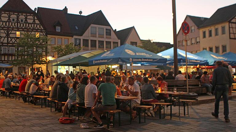 Das Mellrichstädter Stadtfest beginnt am Samstagabend mit der Mittsommernacht mit Musik auf dem Marktplatz. Am Sonntag ist dann in der ganzen Innenstadt Festbetrieb. Das Mellrichstädter Stadtfest beginnt am Samstagabend mit der Mittsommernacht mit Musik auf dem Marktplatz. Am Sonntag ist dann in der ganzen Innenstadt Festbetrieb.