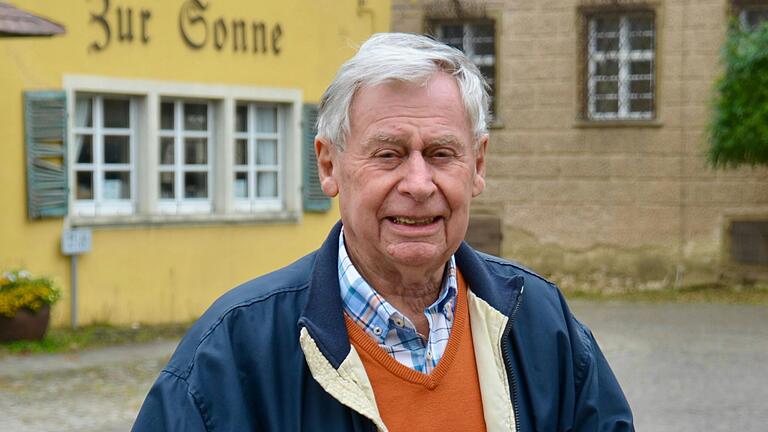 Nach über dreijähriger Arbeit kann Hilmar Spiegel nun stolz sein neues Buch 'Jugendzeit in Zeilitzheim - zwischen Hirschen, Stern und Sonne' präsentieren. 
Der Autor und rührige Historiker lädt damit die Leserinnen und Leser ein, in längst vergangene Tage und Erinnerungen Zeilitzheims einzutauchen. Die öffentliche Buchpräsentation findet am Samstag, 16. November, um 19 Uhr im Schloss Zeilitzheim statt.