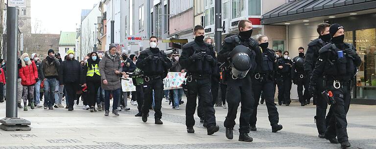 Die Schweinfurter Polizei war mit Unterstützung der Operativen Ergänzungsdienste und der Bereitschaftspolizei mit zahlreichen Kräften im Einsatz. Die Schweinfurter Polizei war mit Unterstützung der Operativen Ergänzungsdienste und der Bereitschaftspolizei mit zahlreichen Kräften im Einsatz.