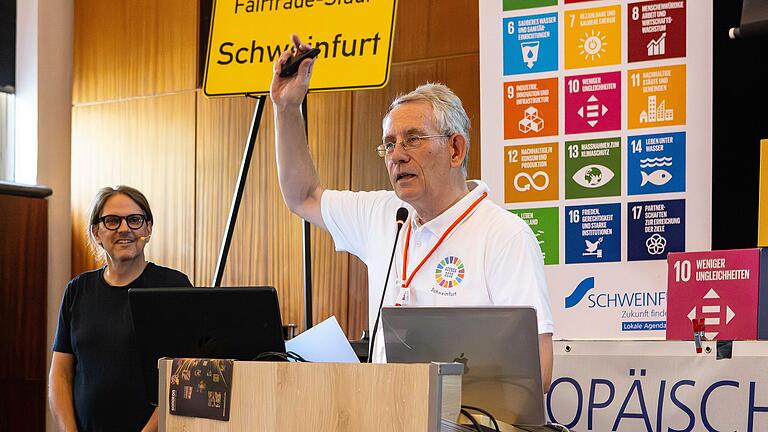 Den Vortrag von Youtuber und Energieberater Carsten Herbert hat die Lokale Agenda 2030 organisiert. Manfred Röder, Sprecher der Arbeitsgruppe Klimafreundliche Mobilität, eröffnete die Veranstaltung. Den Vortrag von Youtuber und Energieberater Carsten Herbert hat die Lokale Agenda 2030 organisiert. Manfred Röder, Sprecher der Arbeitsgruppe Klimafreundliche Mobilität, eröffnete die Veranstaltung.