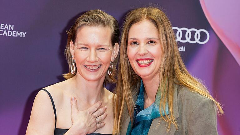 Sandra Hüller und Justine Triet.jpeg       -  Schauspielerin Sandra Hüller (links) und Regisseurin und Drehbuchautorin Justine Triet können sich über ihre Trophäen für «Anatomie eines Falls» freuen.