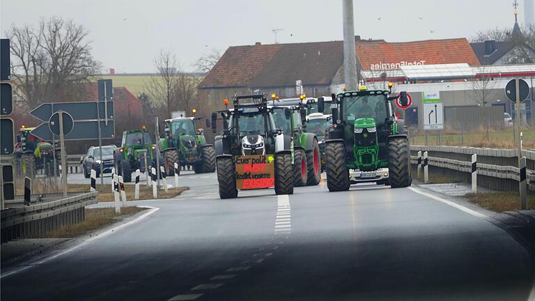 Durch nebeneinander fahrende Traktoren blockierten die Landwirte bei Biebelried die Weiterfahrt zur A3 und nach Würzburg. Durch nebeneinander fahrende Traktoren blockierten die Landwirte bei Biebelried die Weiterfahrt zur A3 und nach Würzburg.