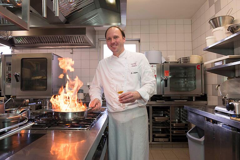 Steht selbst am Herd im Familienbetrieb: Betreiber und Küchenchef Bernd Andres setzt im 'Gutshof Andres' auf Regionalität und Nachhaltigkeit. Steht selbst am Herd im Familienbetrieb: Betreiber und Küchenchef Bernd Andres setzt im 'Gutshof Andres' auf Regionalität und Nachhaltigkeit. 