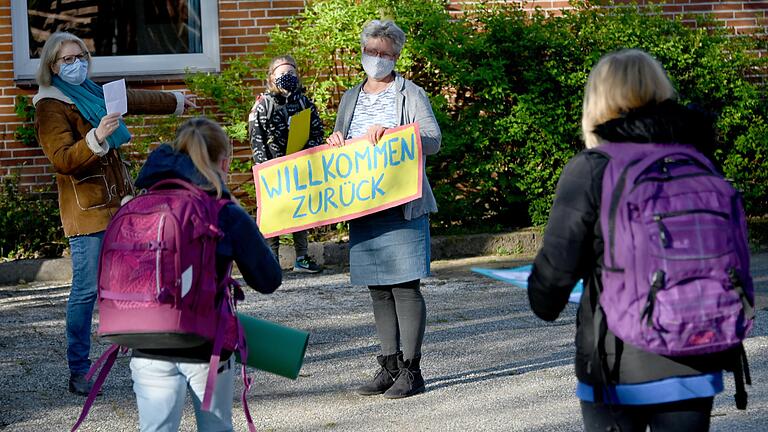 Wir hier in Schleswig-Holstein sollen auch in Bayern die Schüler in den nächsten Wochen in die Klassenzimmer zurückkehren. Viele Fragen sind derzeit aber noch offen.