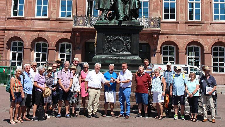 Begrüßung der EVG-Reisegruppe durch den Hanauer Oberbürgermeister Claus Kaminsky (Bildmitte) am Brüder-Grimm-Denkmal auf dem Marktplatz in Hanau. Begrüßung der EVG-Reisegruppe durch den Hanauer Oberbürgermeister Claus Kaminsky (Bildmitte) am Brüder-Grimm-Denkmal auf dem Marktplatz in Hanau.
