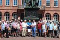Begrüßung der EVG-Reisegruppe durch den Hanauer Oberbürgermeister Claus Kaminsky (Bildmitte) am Brüder-Grimm-Denkmal auf dem Marktplatz in Hanau.