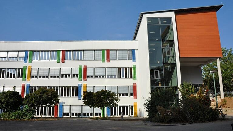 Das Armin-Knab-Gymnasium (AKG) in Kitzingen. Blick auf das Gebäude von außen. Das Armin-Knab-Gymnasium (AKG) in Kitzingen. Blick auf das Gebäude von außen.