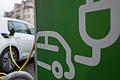 Symbolbild einer Ladesäule für Elektroautos. In Schweinfurt kümmern sich auf Initiative der Grünen-Fraktion Stadt und Landkreis derzeit um ein Angebot an den chinesischen Autohersteller XPeng, der in Europa einen neuen Standort sucht.