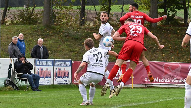 Marco Nickel (Nummer 29) steigt hoch und köpft nach elf Minuten zum 2:0 für den TSV Aubstadt im Heimspiel gegen die DJK Vilzing ein. Marco Nickel (Nummer 29) steigt hoch und köpft nach elf Minuten zum 2:0 für den TSV Aubstadt im Heimspiel gegen die DJK Vilzing ein.