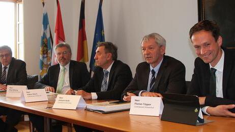 Bei der Pressekonferenz (von rechts) die Landräte Florian Töpper und Johann Kalb sowie die Vertreter der weiteren Landkreise Oskar Ebert, Paul Streng und Helmut Weiß. Bei der Pressekonferenz (von rechts) die Landräte Florian Töpper und Johann Kalb sowie die Vertreter der weiteren Landkreise Oskar Ebert, Paul Streng und Helmut Weiß.