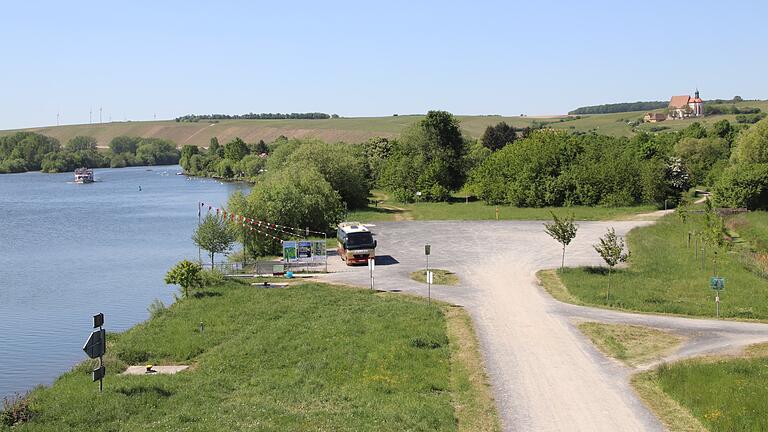 Bislang wenig attraktiv: Die große Fläche am Volkacher Mainufer zwischen der Brücke nach Astheim und dem Campingplatz. Ein dort (hinten bei den Bäumen) geplantes Stelzenhotel war per Bürgerentscheid abgelehnt worden. Nun wird im Stadtrat ein neues Konzept für das Mainvorland vorgestellt. Bislang wenig attraktiv: Die große Fläche am Volkacher Mainufer zwischen der Brücke nach Astheim und dem Campingplatz. Ein dort (hinten bei den Bäumen) geplantes Stelzenhotel war per Bürgerentscheid abgelehnt worden. Nun wird im Stadtrat ein neues Konzept für das Mainvorland vorgestellt.