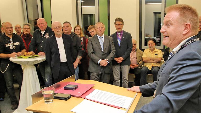 Zahlreiche Gäste konnte Bürgermeister Matthias Klement (rechts) zum  Neujahrsempfang der Marktgemeinde Maßbach begrüßen. Unter ihnen war auch  Landrat Thomas Bold (Mitte). Foto: Dieter Britz       -  Zahlreiche Gäste konnte Bürgermeister Matthias Klement (rechts) zum  Neujahrsempfang der Marktgemeinde Maßbach begrüßen. Unter ihnen war auch  Landrat Thomas Bold (Mitte). Foto: Dieter Britz