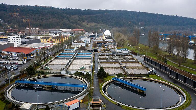 Blick über die Kläranlage in der Zellerau. Rechts: der Main.&nbsp;