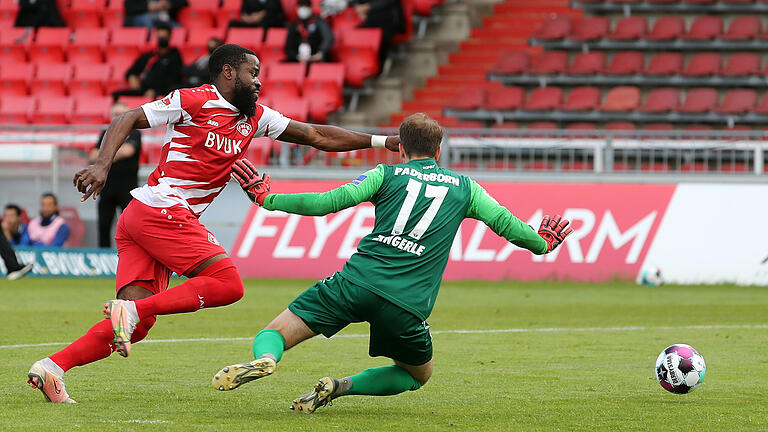 Eine von zahlreichen vergebenen Torchancen: Ridge Munsy beim Versuch Paderborns Keeper Leopold Zingerle zu umkurven. Eine von zahlreichen vergebenen Torchancen: Ridge Munsy beim Versuch Paderborns Keeper Leopold Zingerle zu umkurven.