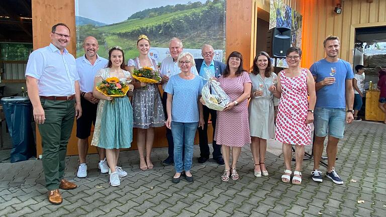 Bei der Eröffnung des 30. Mühlbacher Weinfest mit Ehrung verdienter Mitglieder im Vereinsring (von links): Vorsitzender Michael Hombach, Bundestagsabgeordneter Alexander Hoffmann, Stettener Weinprinzessin Lena Heßdörfer, Karlburger Weinprinzessin Teresa Lamprecht, der ehemalige Vorsitzende des Vereinsring Manfred Goldkuhle, die verabschiedeten Vorstandsmitglieder Martha Kraft, Gerhard Breidenbach und Britta Pfeil, Landrätin Sabine Sitter, Bezirksrätin Maria Hoßmann, und der zweite Vorsitzende des&nbsp; Vereinsrings Florian Haun.